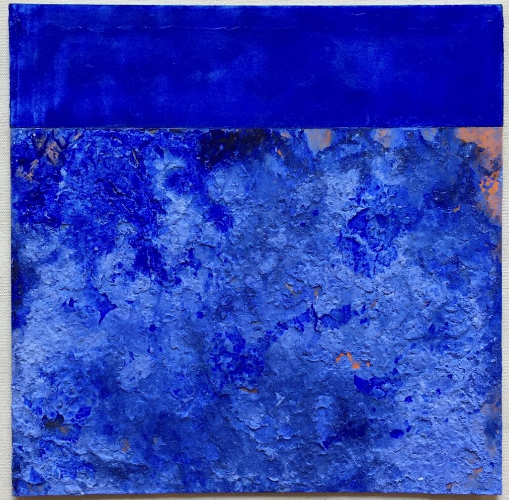 Farbfeldmalerei mit Yves-Klein-blau